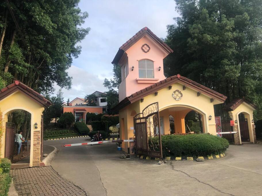 un bâtiment rose et blanc avec une horloge. dans l'établissement 2 storey Camella Homes in Pagadian City, à Pagadian