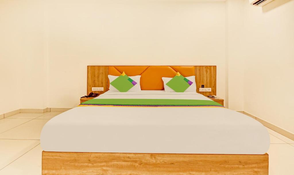 Postel nebo postele na pokoji v ubytování Hotel Fun Regency Vitthalapur Gujarat