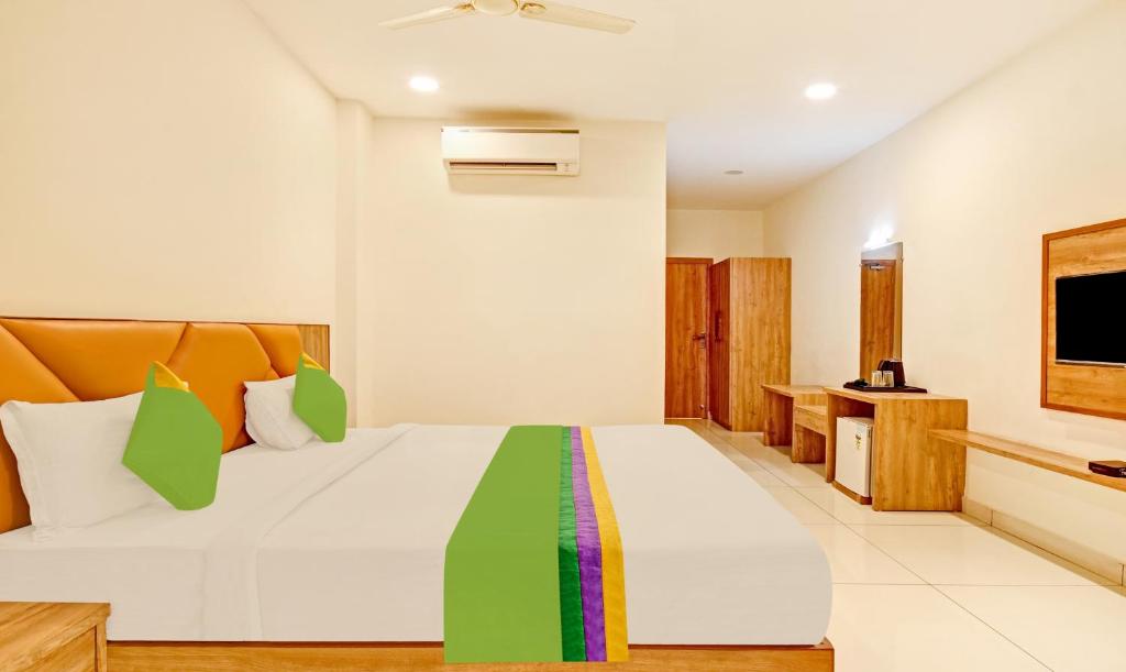 Postel nebo postele na pokoji v ubytování Hotel Fun Regency Vitthalapur Gujarat