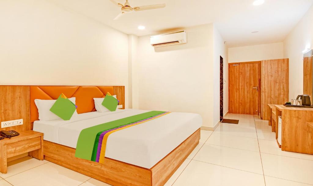 Postel nebo postele na pokoji v ubytování Hotel Fun Regency Vitthalapur Gujarat