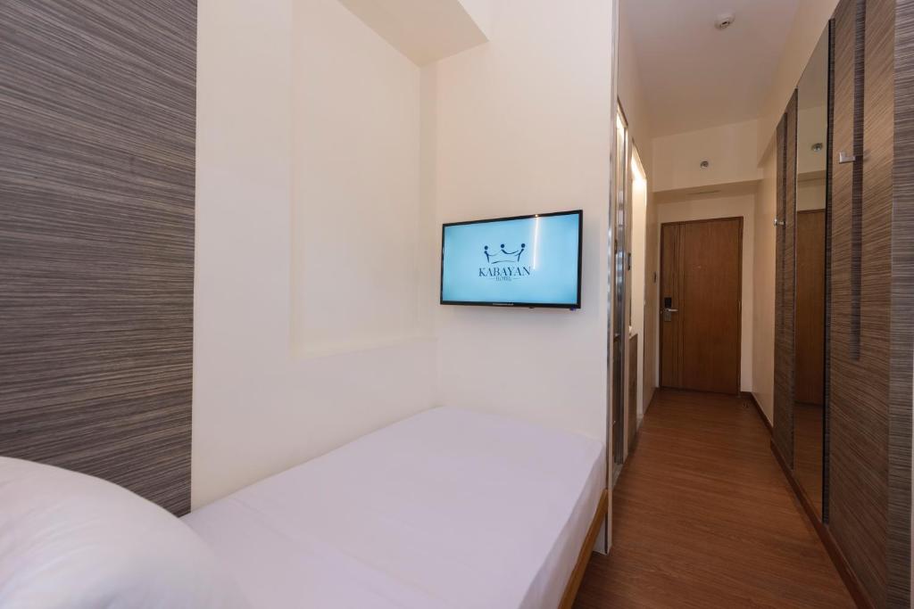 Kabayan Hotel Pasayにあるテレビまたはエンターテインメントセンター