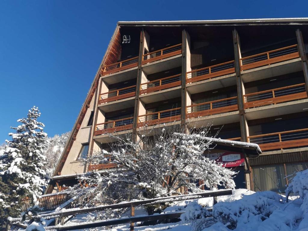 um grande edifício com neve em frente em Appartement Saint-Michel-de-Chaillol, 3 pièces, 7 personnes - FR-1-393-33 em Saint-Michel-de-Chaillol