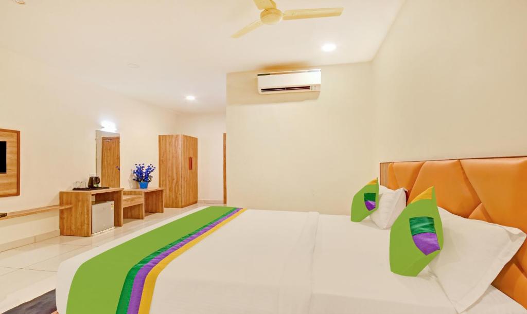 Postel nebo postele na pokoji v ubytování Hotel Fun Regency Vitthalapur Gujarat
