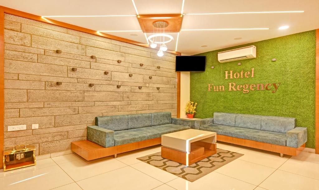 Posezení v ubytování Hotel Fun Regency Vitthalapur Gujarat