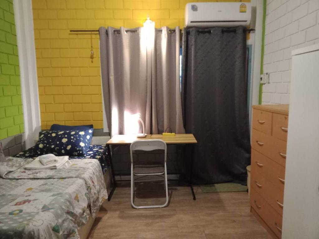 Young and Beautiful - Single Room With Bathroom