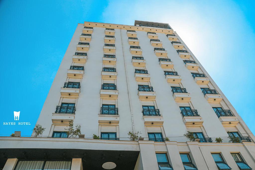 ein hohes weißes Gebäude mit Balkonen in der Unterkunft Hayes Hotel, Addis Ababa in Addis Abeba