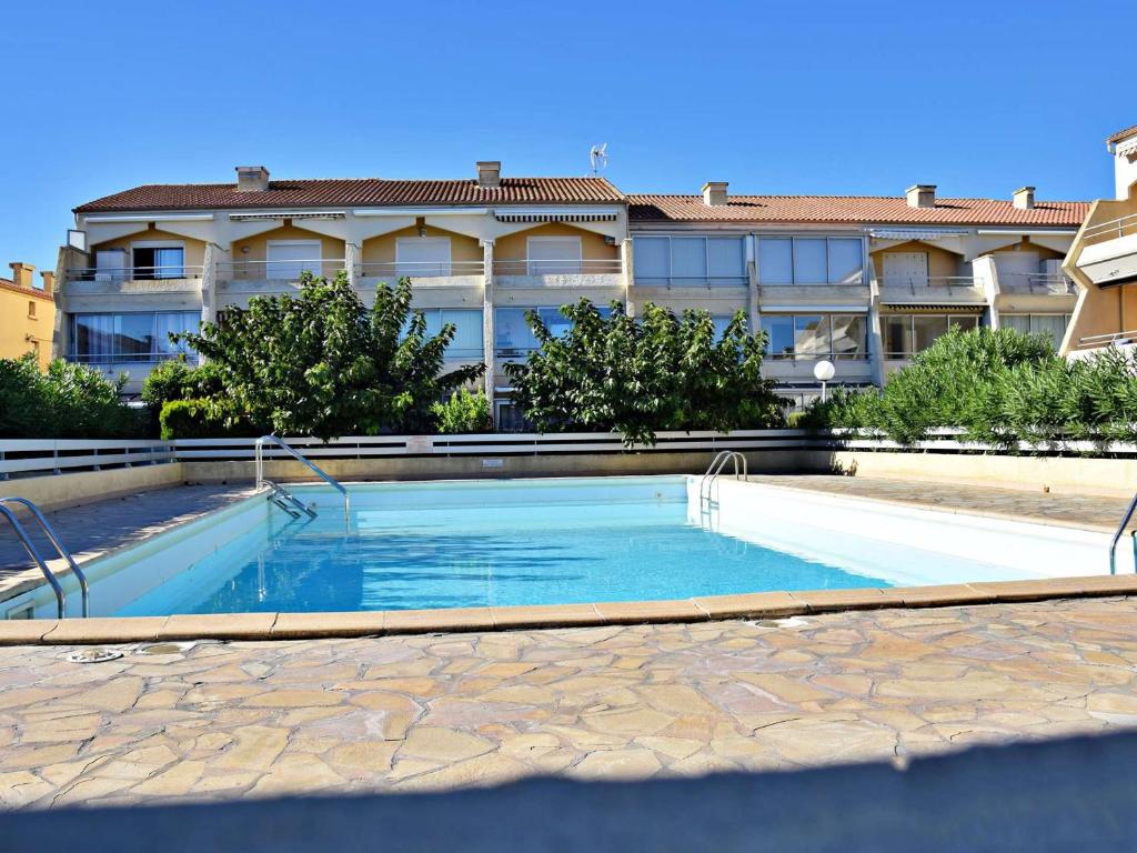 マルセイヤンにあるAppartement Marseillan-Plage, 3 pièces, 6 personnes - FR-1-387-78の建物前の大型スイミングプール