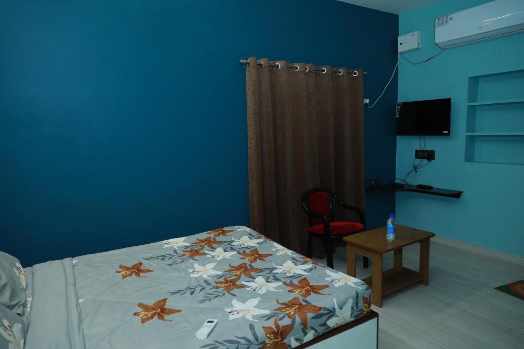 TV a/nebo společenská místnost v ubytování ANANDHA RESIDENCY