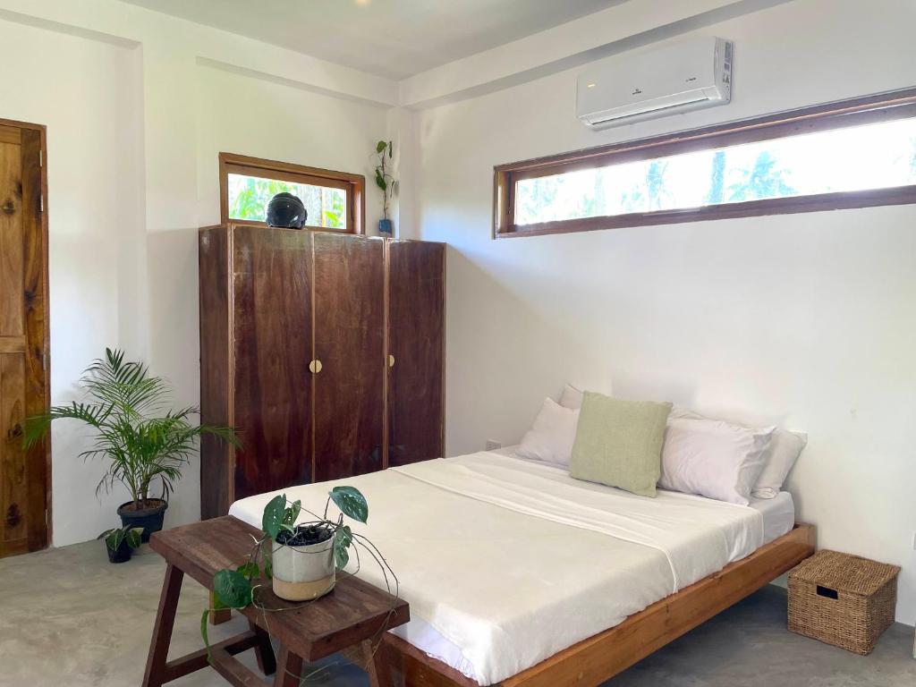 Tempat tidur dalam kamar di Secret Spot Siargao