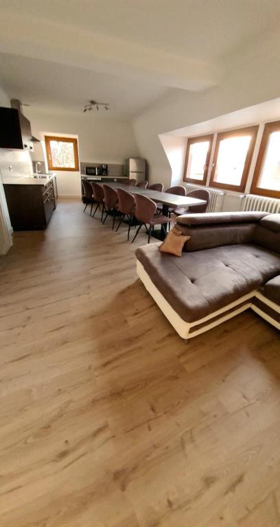 uma sala de estar com um sofá e uma mesa em Auberge SYRA/ Proche Europa Park em Marckolsheim