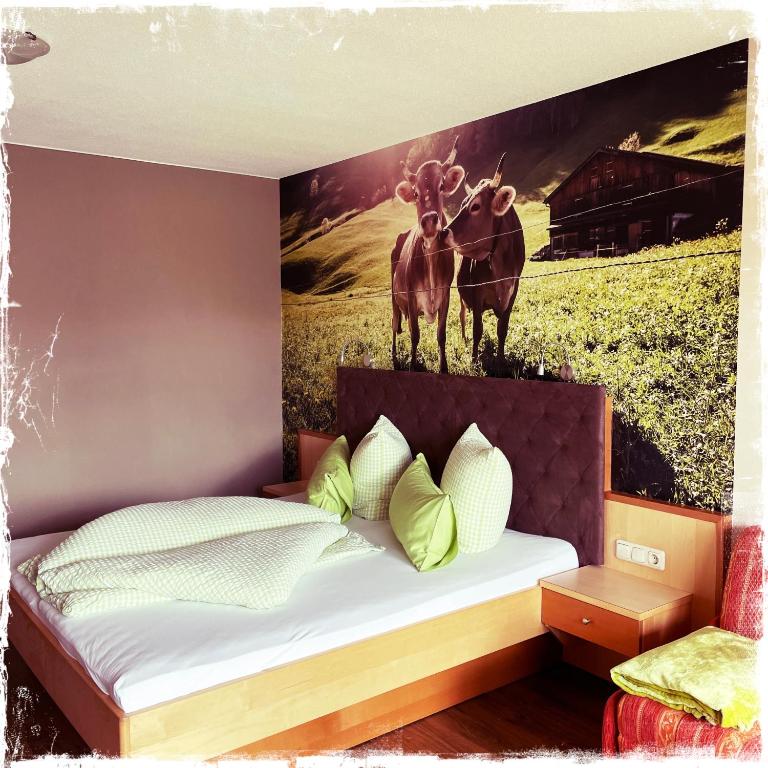 Postel nebo postele na pokoji v ubytování Hotel Garni Alpendiamant
