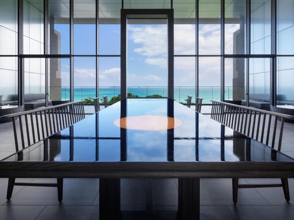 uma mesa num edifício com vista para o oceano em GOTO RETREAT by Onko Chishin em Goto