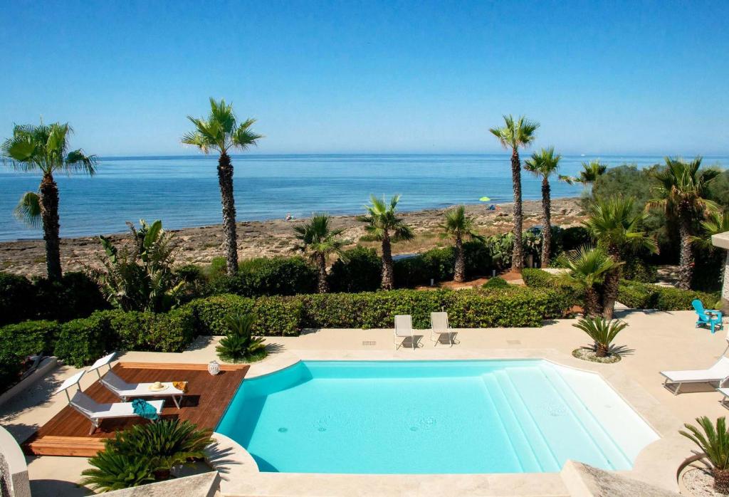 einen Pool mit Meerblick in der Unterkunft Villa White Dahlia in Torre Suda