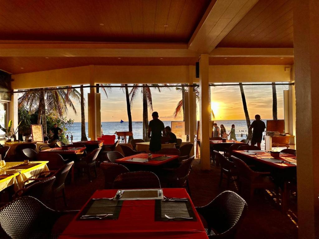 Restaurace v ubytování Calypso Beach and Dive Resort