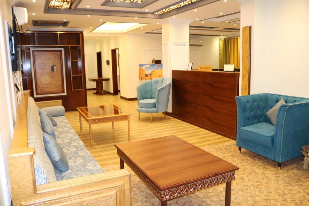 Al-Mwadda Hotel في سيب: لوبي فيه كنب وكراسي وطاولة