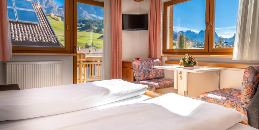 Postel nebo postele na pokoji v ubytování Garnì Lasteis B&B - apartments