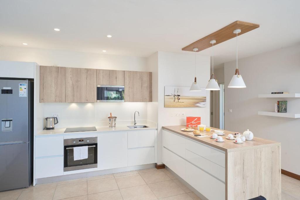 Bon Azur Beachfront Suites & Penthouses by LOV Mauritius - 9