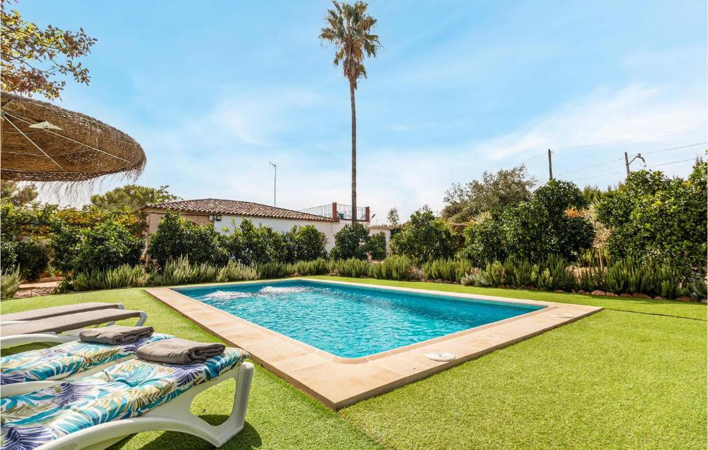 una piscina en el patio de una casa en Beautiful Home In Casariche With 3 Bedrooms, Outdoor Swimming Pool And Swimming Pool, en Casariche