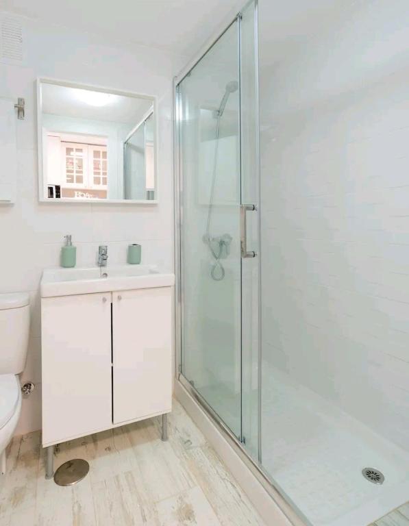 A bathroom at EL ESTUDIO DE LA PLAYA BENALBEACH Vistas al Mar