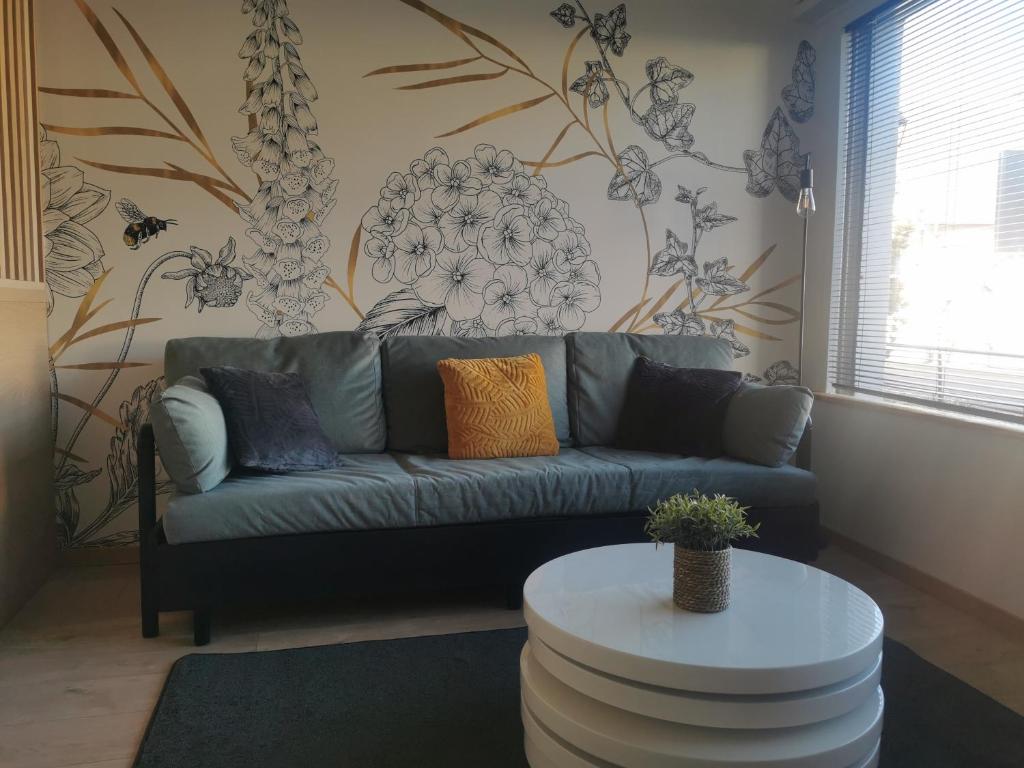 salon z kanapą i stołem w obiekcie Le Château des Abeilles - appartement récemment rénové - proche centre village et route des vins w mieście Scherwiller