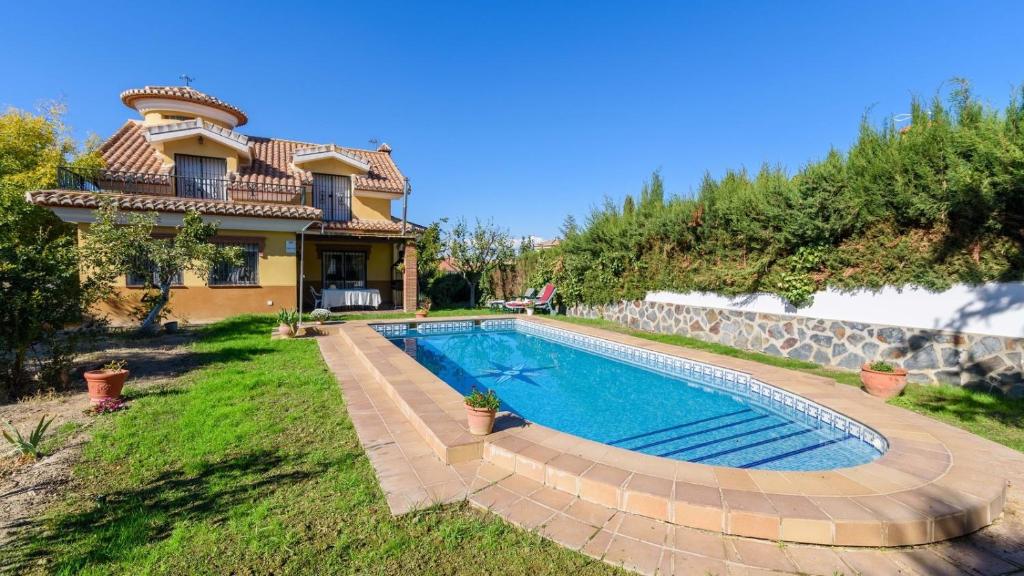 Casa Rural cerca de Granada Otura by Ruralidays في Otura: منزل فيه مسبح في ساحة