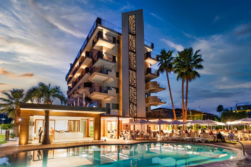 アルバ・アドリアティカにあるAlmaluna Hotel & Resortのスイミングプール付きホテル