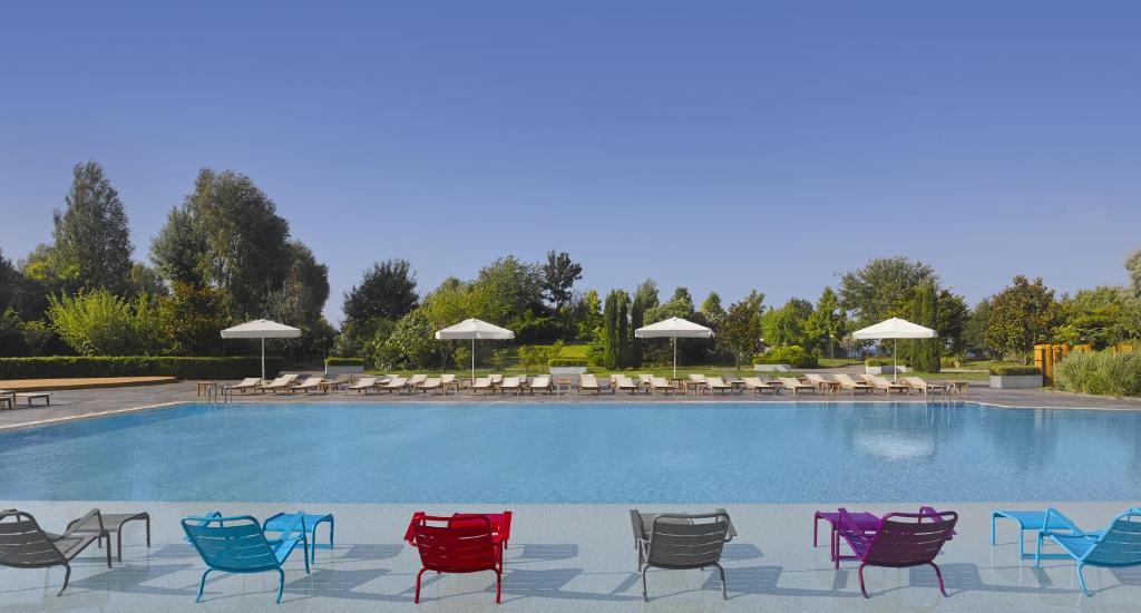 Bazén v ubytování Ataköy Marina Park Hotel Residence nebo v jeho okolí