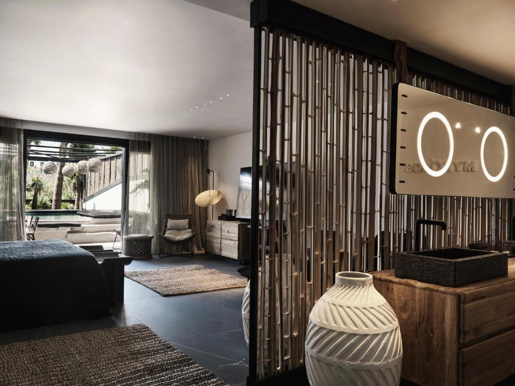 Зона вітальні в Myconian O, a Member of Design Hotels