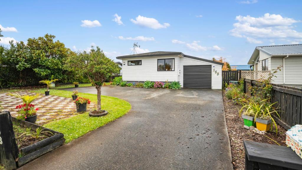 a driveway with a fence and a house at Beachglen - Snells Beach Holiday Home in Snells Beach