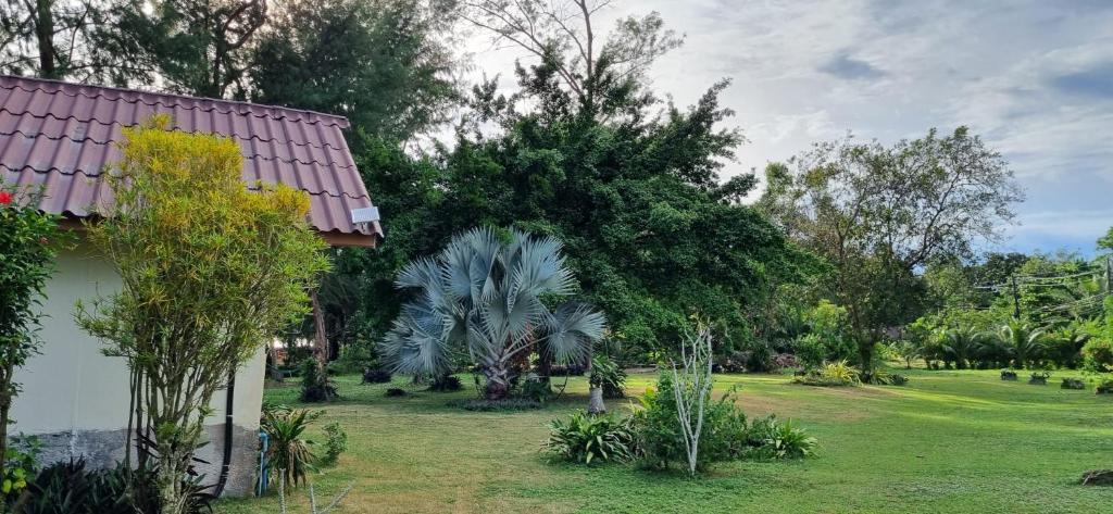Zahrada ubytování TK Beach Resort Koh Mak