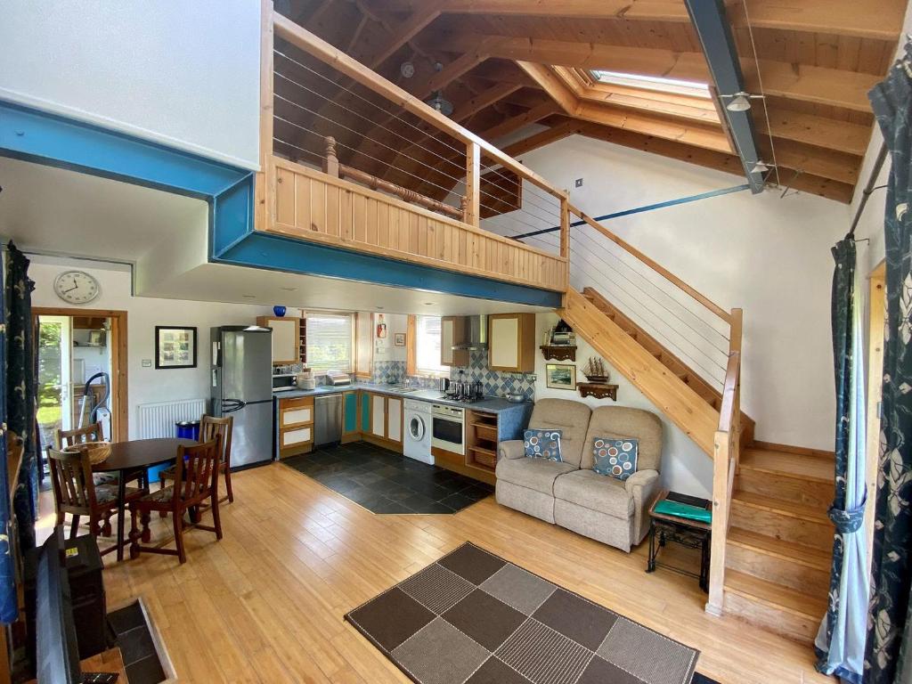 - une cuisine et une salle à manger avec un escalier dans une maison dans l'établissement The Boat House, à Lochmaddy