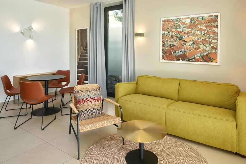 Posedenie v ubytovaní Maistra Select Mlini Villas and Apartments