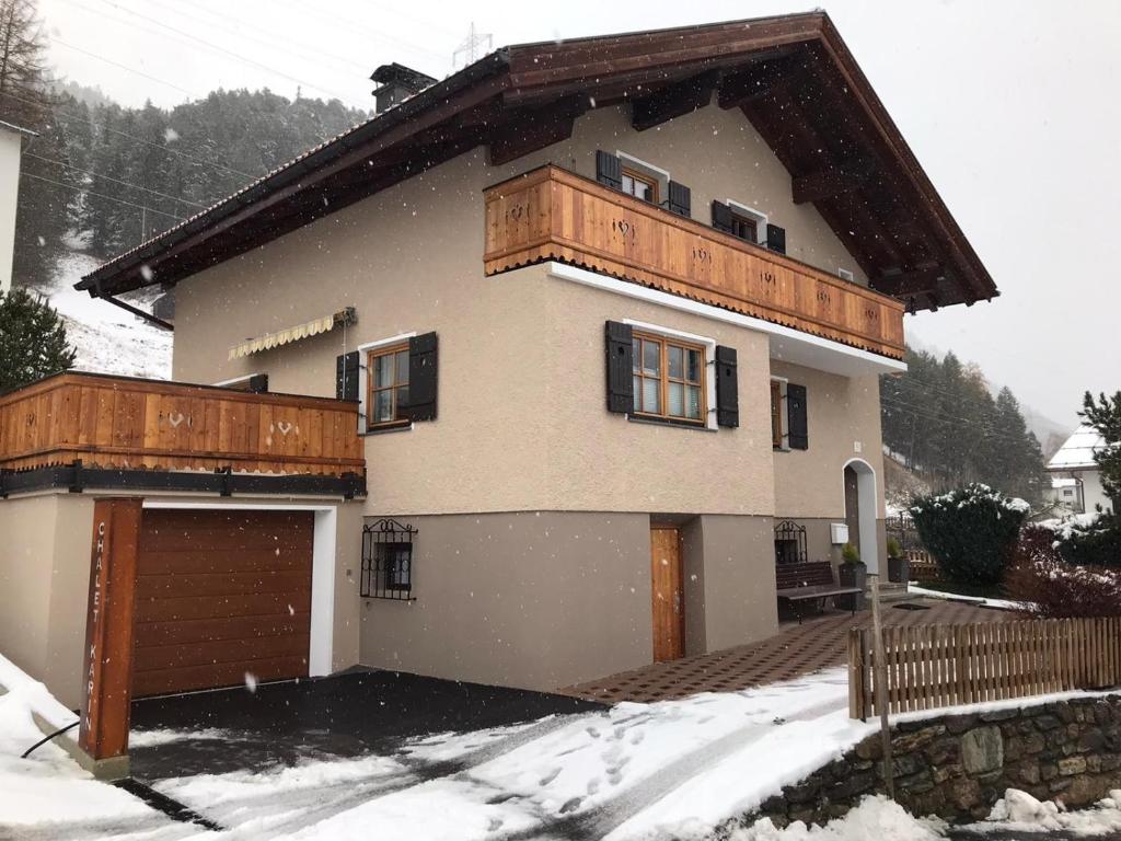 dom z garażem w śniegu w obiekcie Chalet Karin w mieście Sankt Anton am Arlberg