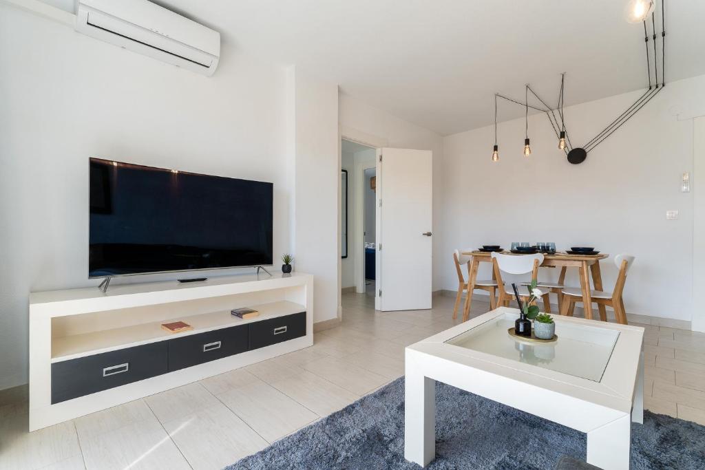 TV a/nebo společenská místnost v ubytování Sea view 2 bedroom apartment 2 min away from the beach