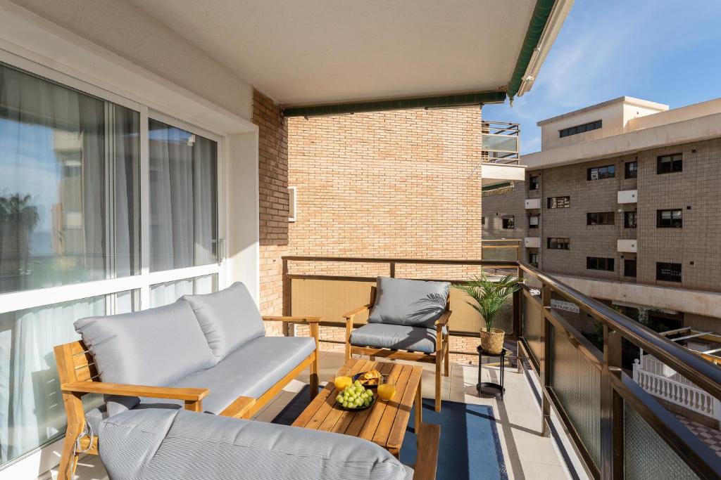 Balkón nebo terasa v ubytování Sea view 2 bedroom apartment 2 min away from the beach