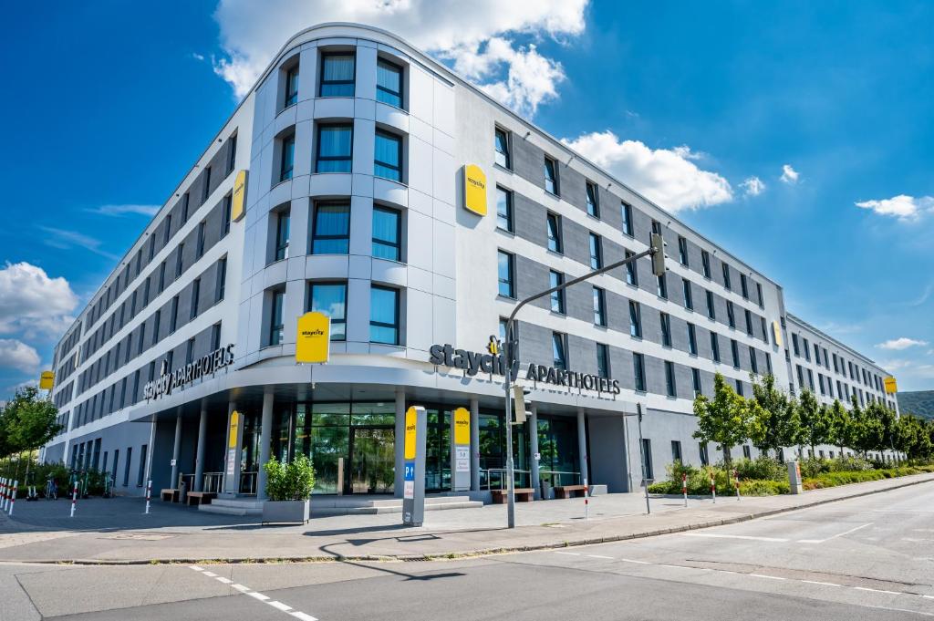 un gran edificio blanco en una calle de la ciudad en Staycity Aparthotels Heidelberg, en Heidelberg