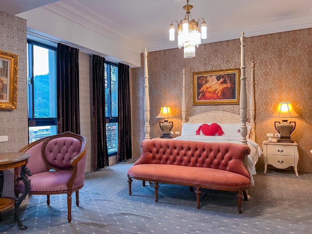 - une chambre avec un lit, un canapé et une chaise dans l'établissement No. 6 Baowanglai Hotel, à Caotun