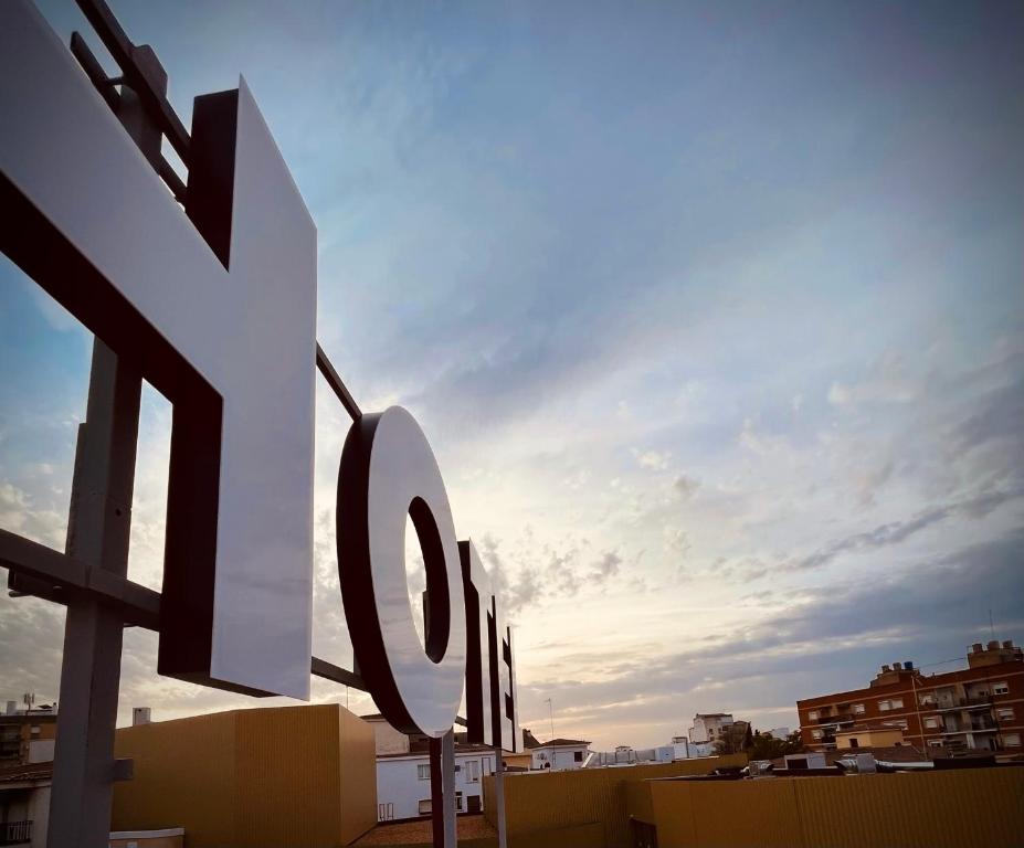 una gran señal blanca en la parte superior de un edificio en Hotel Paula Films Collection en Mérida