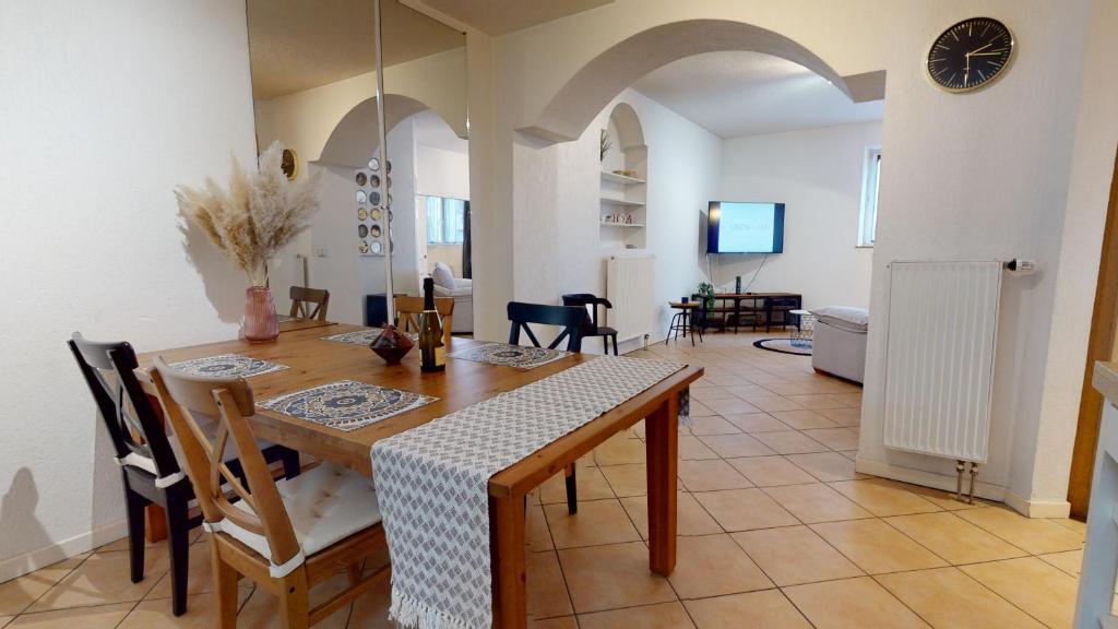 kuchnia i jadalnia ze stołem i krzesłami w obiekcie Magic Home - Les Taillandiers w mieście Colmar