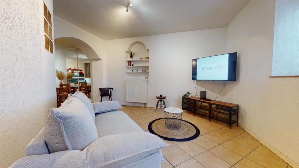 Telewizja i/lub zestaw kina domowego w obiekcie Magic Home - Les Taillandiers