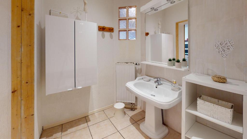 biała łazienka z umywalką i prysznicem w obiekcie Magic Home - Les Taillandiers w mieście Colmar