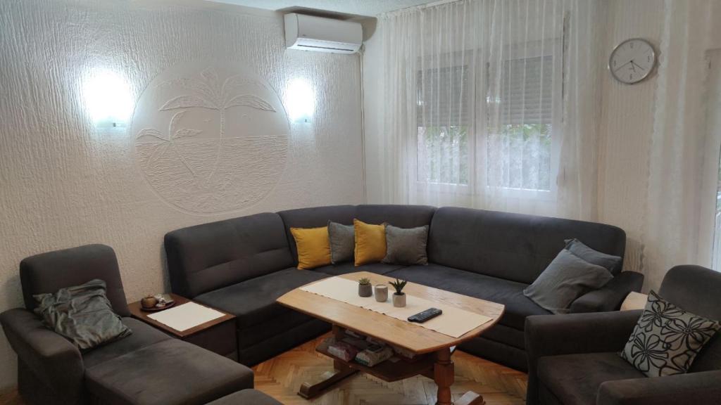 ein Wohnzimmer mit einem Sofa und einem Tisch in der Unterkunft Cerak lux in Bele Vode