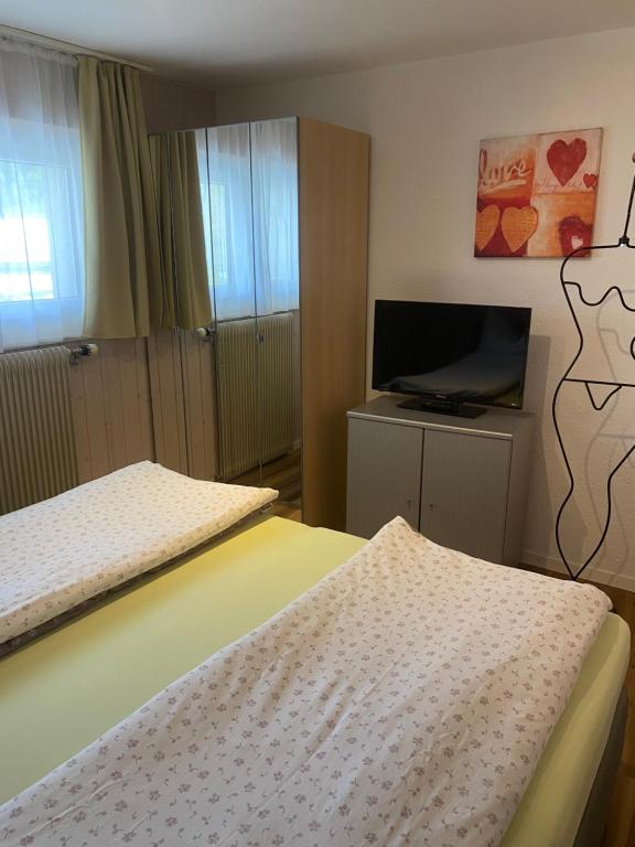 Postel nebo postele na pokoji v ubytování Ferienwohnung Allalinblick