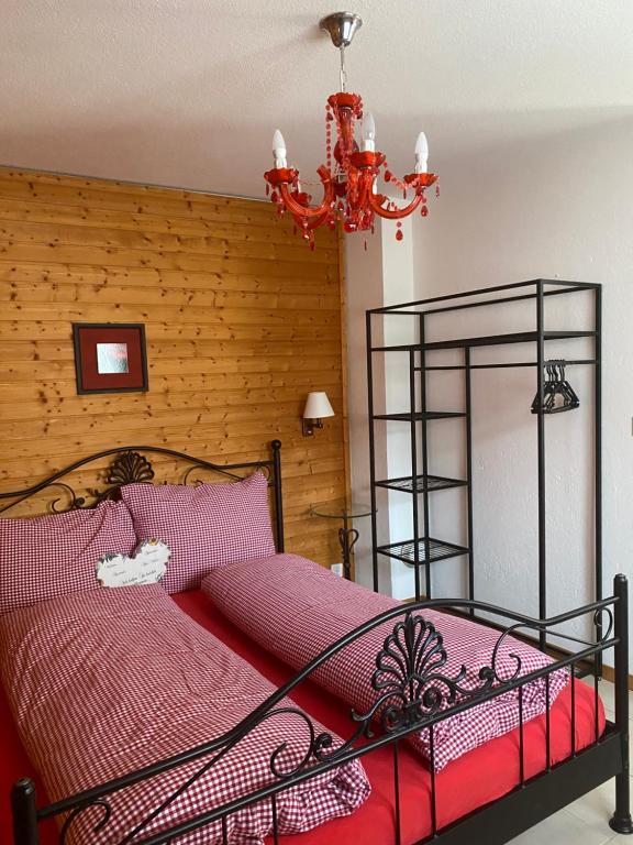 Postel nebo postele na pokoji v ubytování Ferienwohnung Allalinblick
