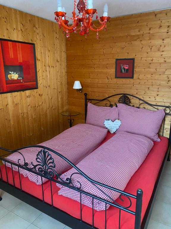Postel nebo postele na pokoji v ubytování Ferienwohnung Allalinblick