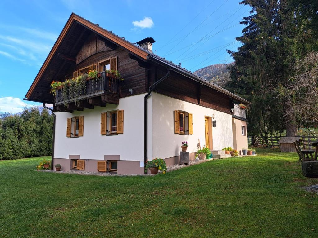 Casa blanca con balcón en un patio en Haus Waldschmied Exclusiv, en Stall