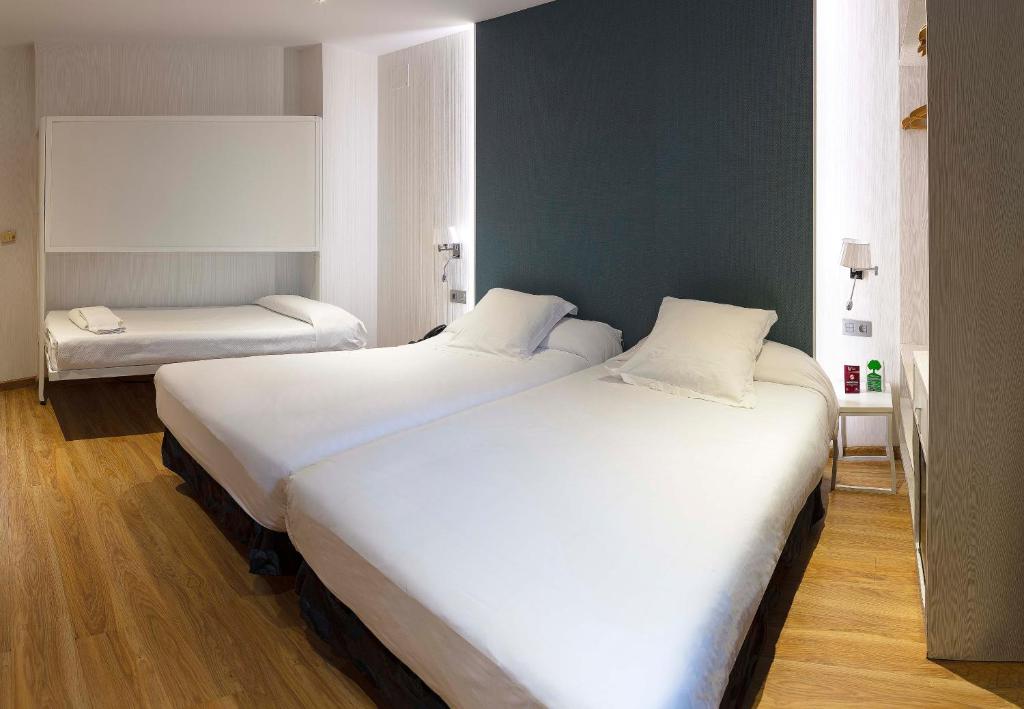 
Family Room (3 Adults)
