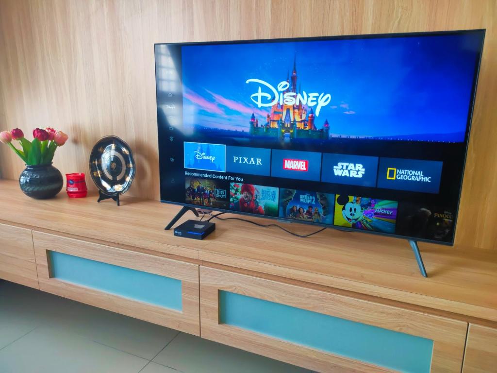 TV/trung tâm giải trí tại Comfy Tokma's Home Bangi - FREE Wifi, Prime, InfinityPool