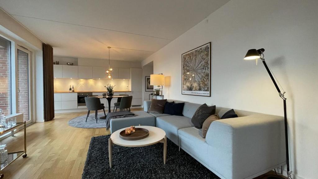 ApartmentInCopenhagen Apartment 1518 في كوبنهاغن: غرفة معيشة مع أريكة وطاولة