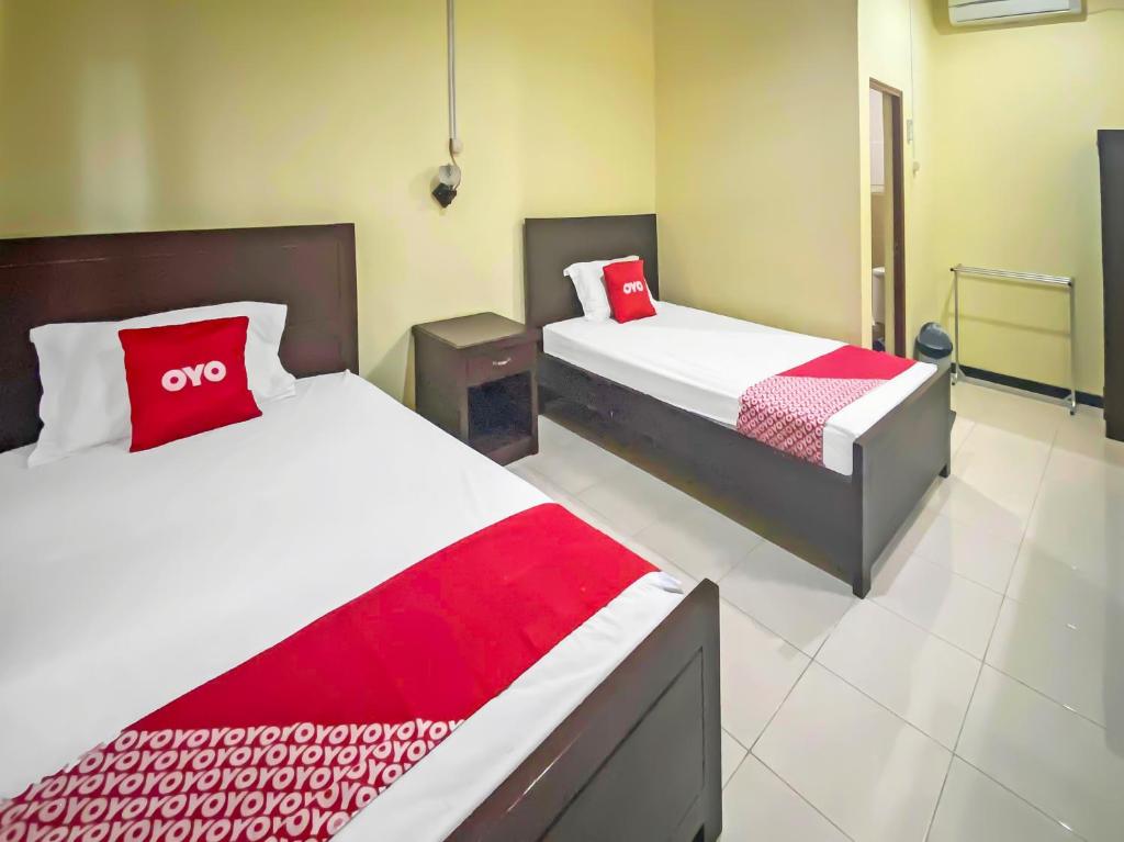 Säng eller sängar i ett rum på OYO 91946 Hotel Gajah Mada Indah